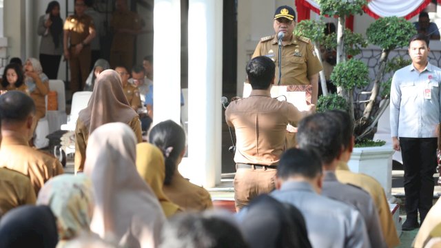 Pemerintah Kota Makassar menggelar upacara bendera dalam rangka memperingati Harkitnas ke-116 di halaman Balaikota Makassar, Senin (20/5/2024). (Foto: Istimewa)