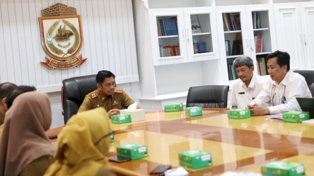 Pj Sekda Kota Makassar, Firman Hamid Pagarra menerima kunjungan tim BPKP Perwakilan Sulawesi Selatan di Ruang Rapat Sekda, Balaikota Makassar, Senin (20/5/2024). (Foto: Istimewa)