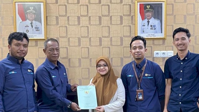 PLN melalui UIP Sulawesi berhasil menerima sertifikat tanah pada lokasi Pembangkit Listrik Energi Primer milik PLN berkapasitas 2x50 MW, di Dusun Labungnge, Desa Lampoko, Kecamatan Balusu, Kabupaten Barru. (Dok. Humas PLN UIP Sulawesi)
