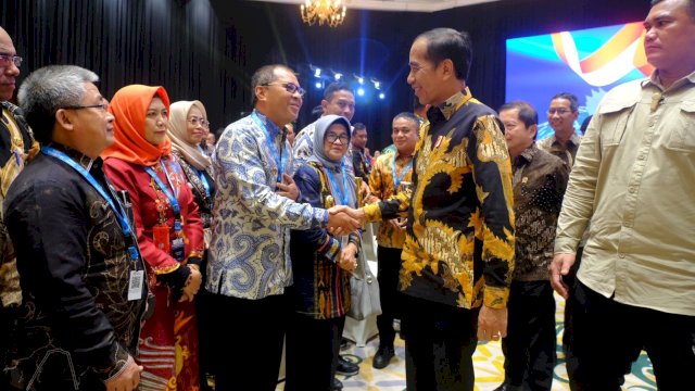 Wali Kota Makassar, Moh Ramdhan Pomanto bersama Presiden Joko Widodo pada sebuah kesempatan. (Foto: Istimewa)