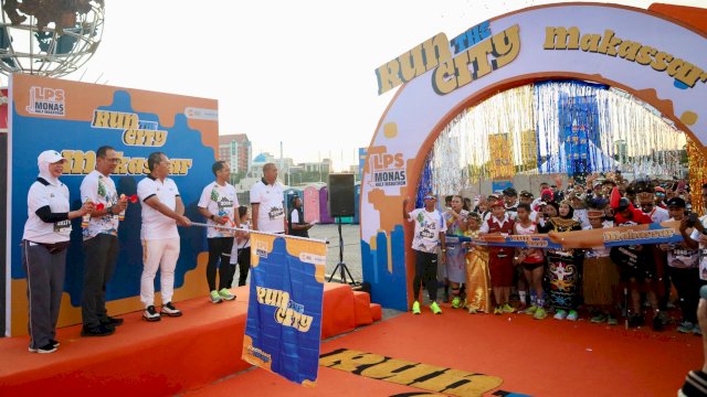 Wali Kota Makassar, Moh Ramdhan Pomanto melepas ribuan peserta Run The City Makassar LPS Monas Half Marathon 2024 di Tugu MNEK CPI, Makassar, Minggu (19/5/2024). (Foto: Istimewa)