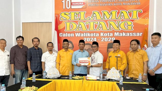 Bakal calon Walikota Makassar, Andi Seto Asapa mengembalikan formulir pendaftaran di DPC Partai Hanura Makassar, Senin (20/5/2024). (Foto: Istimewa)