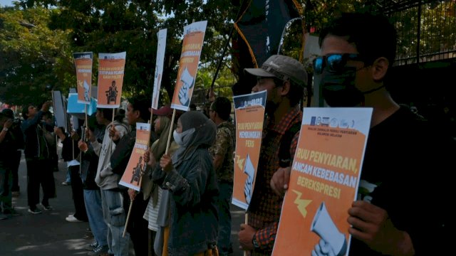 Suasana aksi damai KJPP dengan tuntutan menolak RUU Penyiaran, di Depan Kantor DPRD Sulsel, Rabu, (22/05). (Dok. Istimewa)
