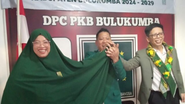 Andi Soraya Widyasari (ASW) salam komando dengan Tomy Satria Yulianto (TSY) dan Ketua DPC PKB Bulukumba, Fahidin HDK. [FOTO: IST]
