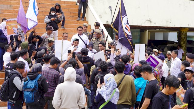 Koalisi Jurnalis Peduli Penyiaran (KJPP) Sulawesi Selatan saat melakukan aksi unjuk rasa di kantor DPRD Sulsel, Jalan Urip Sumoharjo, Makassar, Rabu (22/5/2024). (Foto: Istimewa)