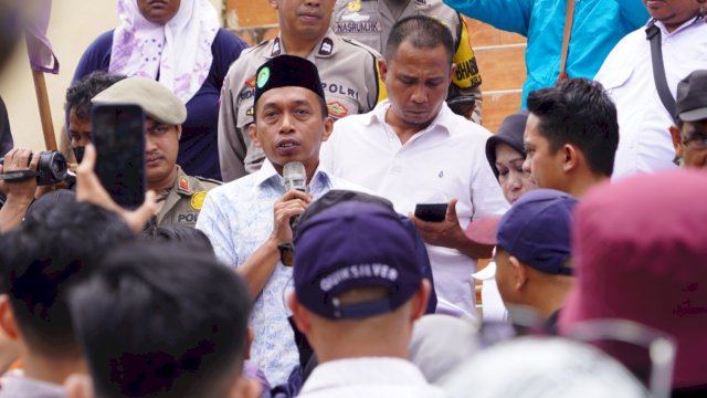 Wakil Ketua DPRD Sulsel, Syaharuddin Alrif saat menerima massa aksi dari Koalisi Jurnalis Peduli Penyiaran (KJPP) Sulsel yang melakukan aksi unjuk rasa di kantor DPRD Sulsel, Jalan Urip Sumoharjo, Makassar, Rabu (22/5/2024). (Foto: Istimewa)