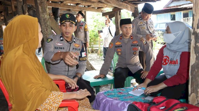 Polres Bantaeng dan Huadi Group memeriksa kesehatan warga di tiga desa di Kabupaten Bantaeng dalam kegiatan Assiama Presisi, Jumat (24/5/2024). (Foto: Istimewa)