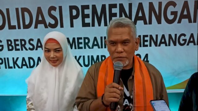 Ketua DPW PKS Sulsel, Amri Arsyid bersama Isnayani memberikan keterangan pers terkait rekomendasi usungan di Pilkada Bulukumba, Sabtu (25/05/2024). [Doc. Republiknews.co.id]