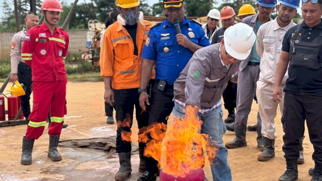 Huadi Group melalui PT Hengsheng New Energy Material Indonesia menggelar latihan tanggap darurat dengan melibatkan seluruh departemen dan karyawannya, Selasa (28/5/2024). (Foto: Istimewa)