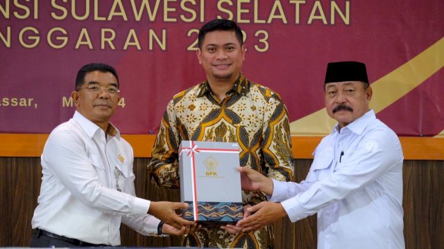 Bupati Gowa Adnan Purichta Ichsan bersama Wakilnya Abd Rauf Malaganni saat menerima WTP Ke-12 kalinya dari BPK Sulsel yang diberikan Kepala BPK RI Sulsel Amin Adab Bangun, di Kantor BPK Sulsel, Rabu, (29/05/2024). (Dok. Humas Gowa)