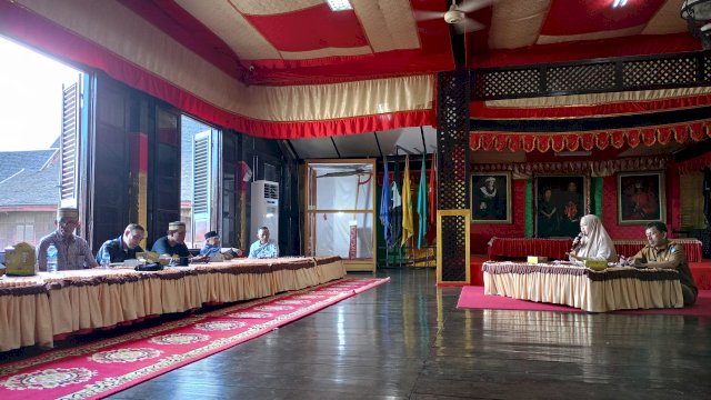 Kadisparbud Gowa Tenriwati Tahri bersama Kabid Kebudayaan Disparbud Gowa Ikbal Thiro di sela-sela Rapat Koordinasi Pelaksanaan Accera Kalompoang, di Museum Balla Lompoa, kemarin. (Dok. Chaerani/Republiknews.co.id)