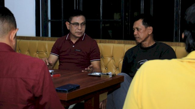 Bakal Calon Wali Kota Makassar, Rusdin Abdullah melakukan silaturahmi dengan tokoh masyarakat Parang Tambung, Kecamatan Tamalate, Makassar, Rabu (29/5/2024). (Foto: Istimewa)