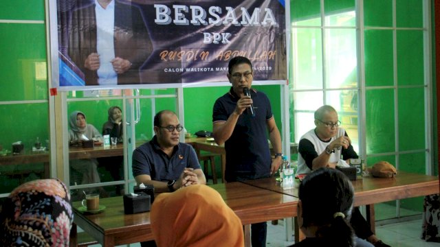 Bakal Calon Wali Kota Makassar, Rusdin Abdullah ngopi bareng warga di Jalan Minasa Upa, Makassar, Kamis (30/5/2024). (Foto: Istimewa)