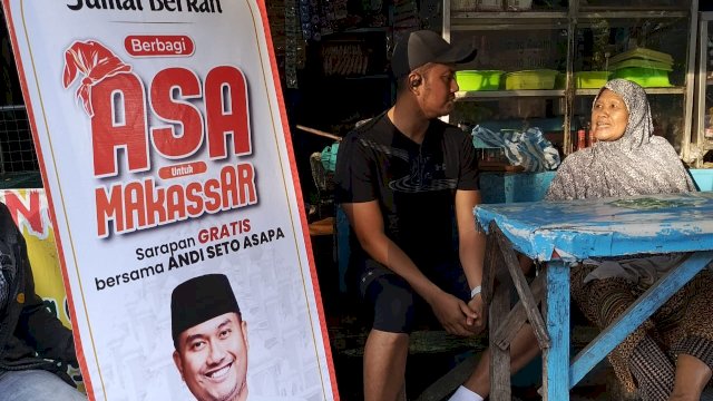 Bakal Calon Wali Kota Makassar, Andi Seto Asapa menggelar program 'Jumat Berkah ASA Berbagi' dengan membagikan nasi kuning gratis kepada warga, Jumat (31/5/2024). (Foto: Istimewa)