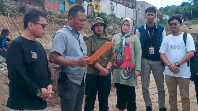 Ket : Poses peninjauan instansi terkait di lokasi pembangunan perumahan Pesona Mario Kota Parepare