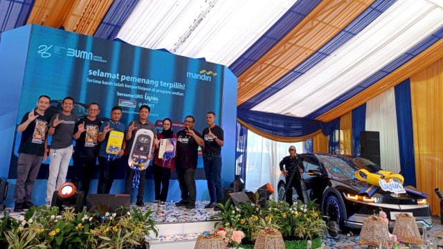 Andri Purwanto (tengah) penerima mobil Hyundai Ioniq 5, Muh Afrizal Febrians (keempat kiri) penerima hadiah 1 batang emas 10 Gram, dan Nurhajraturrahmi (ketiga kanan) penerima hadiah 1 unit Hp Samsung A54 5G, dan jajaran Direksi Bank Mandiri dan Indomaret usai penyerahan hadiah secara simbolik, di Indomaret Poin Sudiang, Makassar, Jumat, (31/05/2024). (Dok. Chaerani/Republiknews.co.id)