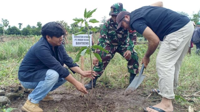 Kodim 1410 Bantaeng dan Huadi Group menggelar kegiatan penanaman pohon di Tala-Tala, Kelurahan Bonto Rita, Kecamatan Bissappu, Kabupaten Bantaeng, Sabtu (4/5/2024). (Foto: Istimewa)