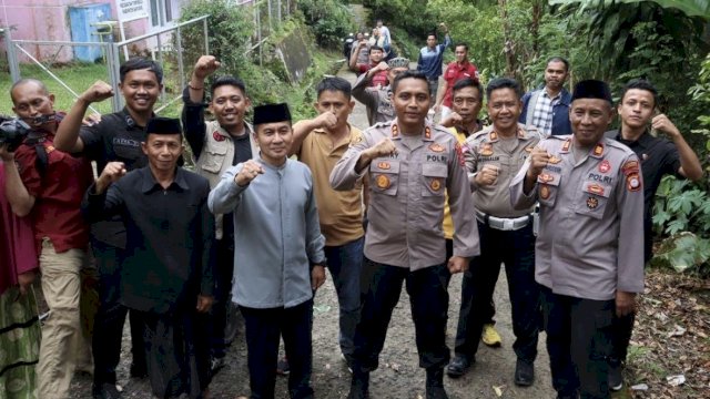 Pemda Bantaeng, Polres Bantaeng dan Huadi Group membagikan bantuan kepada masyarakat Dusun Biring Ere, Desa Pattaneteang, Kecamatan Tompobulu, Kabupaten Bantaeng, Sabtu (4/5/2024). (Foto: Istimewa)