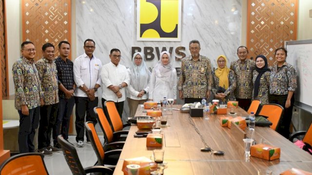 Bupati Luwu Utara Indah Putri Indriani saat melakukan koordinasi dengan BBWS Pompengan Jeneberang terkait penanganan tanggul jebol di beberapa sungai di Luwu Utara.