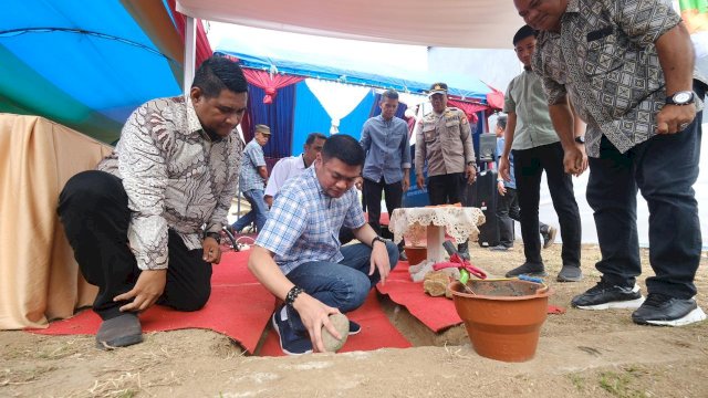 Bupati Gowa Adnan Purichta Ichsan saat melakukan Peletakan Batu Pertama Pembangunan Gedung GPDI Jemaat Filadelfia Gowa, di Kelurahan Romang Lompoa, Kecamatan Bontomarannu, kemarin. (Dok. Humas Gowa)