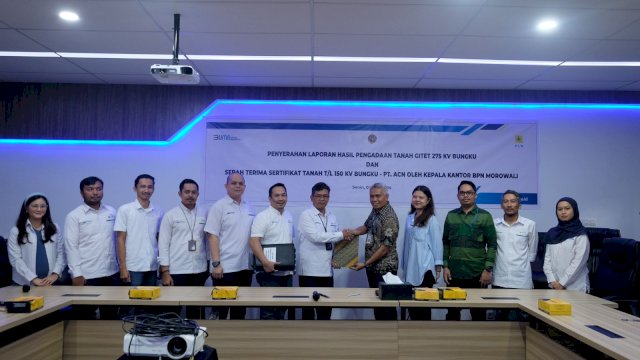 Kepala BPN Morowali Muhammad Naim saat menyerahkan laporan akhir pembebasan lahan untuk pembangunan GITET 275kV Bungku, dan 23 Sertifikat Aset Tanah milik PLN, di Kantor PLN UIP Sulawesi, Jalan Letjen Hertasning Kota Makassar, Jumat, (07/06/2024). (Dok. Humas PLN UIP Sulawesi)