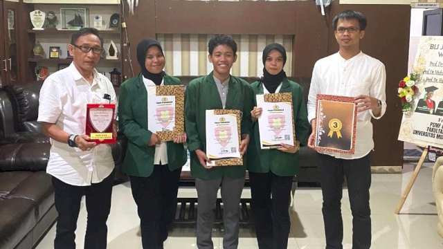 Tiga mahasiswa FH UMI berhasil meraih juara 3 di ajang debat hukum oleh Kepolisian Daerah (Polda) Sulawesi Selatan. (Dok. FH UMI Makassar)