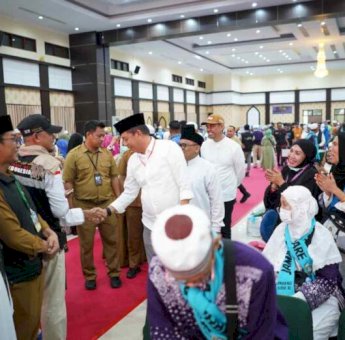 Akbar Ali Jemput Jamaah Haji Kota Parepare di Makassar