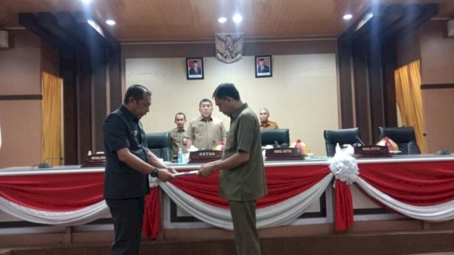 Akbar Ali Serahkan Ranperda tentang Pertanggungjawaban Pelaksanaan APBD Kota Parepare Tahun Anggaran 2023