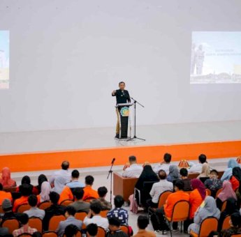 Bawa Kuliah Umum di ITH, Akbar Ali Motivasi Mahasiswa Terus Berprestasi