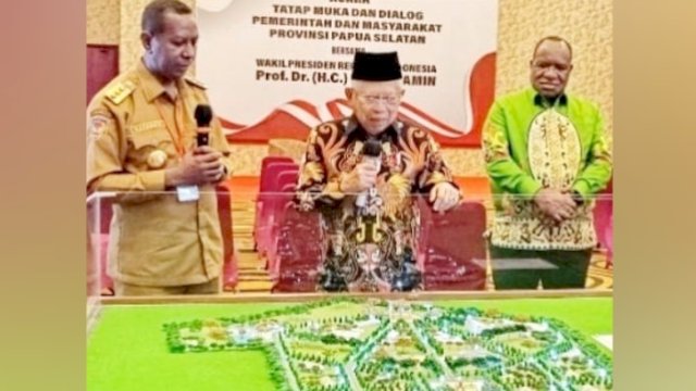 Wapres RI Ma'ruf Amin meneliti land market pembangunan sentra sarana dan prasarana pemerintahan Provinsi Papua Selatan didampingi Wamendagri John Wempi Wetipo dan Pj.Gubernur Papua Selatan Apolo Safanpo. (Foto Istimewa)