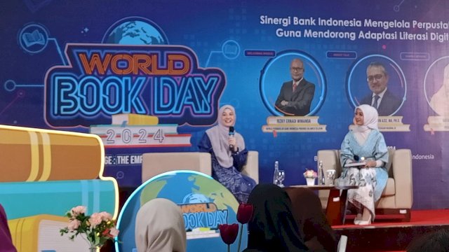 Penulis Natasha Rezki saat mengisi Sharing Season di peringatan Hari Buku Sedunia yang digelar BI Sulsel, di Baruga Phinisi, Kantor BI Sulsel, kemarin. (Dok: Chaerani/Republiknews.co.id)