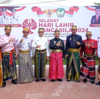 Pejabat dan Pegawai Pemkab Gowa Kenakan Pakaian Adat di Peringatan Hari Pancasila