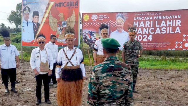 Peringatan Hari Lahir Pancasila dipimpin Mentan RI Andi Amran Sulaiman di Areal Persawahan, Distrik Tanah Miring, Kabupaten Merauke, Papua Selatan. (Foto: Hendrik Resi / republiknews.co.id)