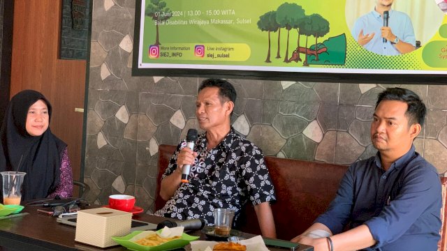 Kepala Puslitbang Kebencanaan Unhas Ilham Alimuddin (tengah) dalam Diskusi Publik, The Society of Indonesian Enviromental Journalists (SIEJ) Simpul Sulawesi Selatan, di Balai Rehabilitasi Wirajaya Makassar, kemarin. (Dok. SIEJ Sulsel)