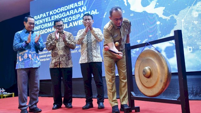 Pj Gubernur Sulsel Prof Zudan Arif Fakrulloh, memukul Gong tanda dimulainya Rapat Koordinasi Penyelenggaraan Informasi Geospasial Regional Sulawesi, Selasa (04/06/2024). (Istimewa)