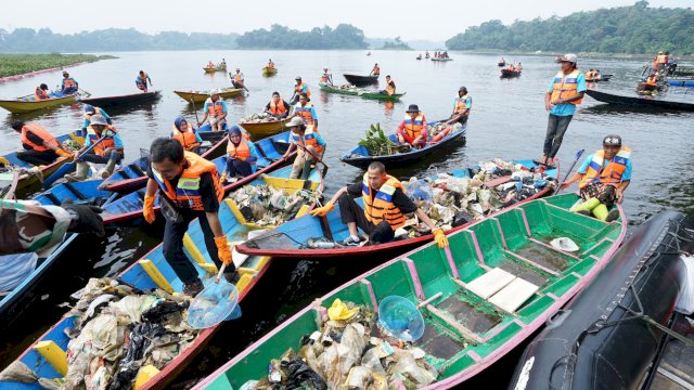 Pegawai PLN bersama komunitas dan para pemangku kepentingan menggunakan perahu melakukan pembersihan Waduk Saguling yang berada di Kabupaten Bandung Barat, Jawa Barat, Senin (03/06/2024). Sampah yang terkumpul dibawa ke darat untuk dilakukan pemisahan dan pengolahan menjadi barang yang memiliki nilai guna. (Istimewa)