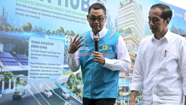 Presiden RI Joko Widodo (kanan) ketika mendengar pemaparan dari Direktur Utama PLN, Darmawan Prasodjo (kiri) tentang pembangunan _Integrated Renewable Energy Zone_ pertama dan terbesar di Tanah Air atau PLN Hub di pusat Ibu Kota Negara (IKN) Nusantara pada Rabu (05/06/2024). (Istimewa)