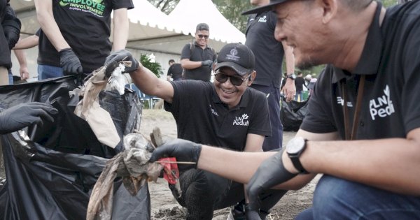 Hari Lingkungan Hidup Sedunia, PLN Sulselrabar Gelar Kegiatan Tanam Pohon, Bersih Pantai dan Daur Ulang Sampah