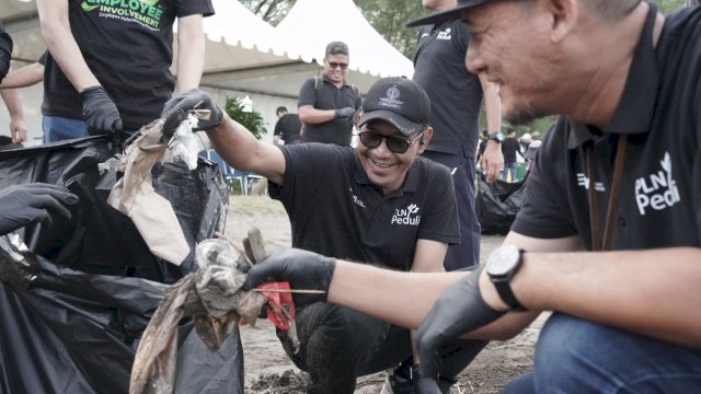 General Manager PLN UID Sulselrabar, Moch Andy Adchaminoerdin (tengah) saat melakukan bersih-bersih di Pantai Barombong, Makassar, Rabu (5/6/2024). (Foto: Istimewa)