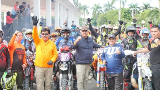 Bupati Kutai Kartanegara Edi Damansyah, didampingi forkopimda dan para rider berfoto bersama, Sabtu (08/06/2024). (Istimewa)