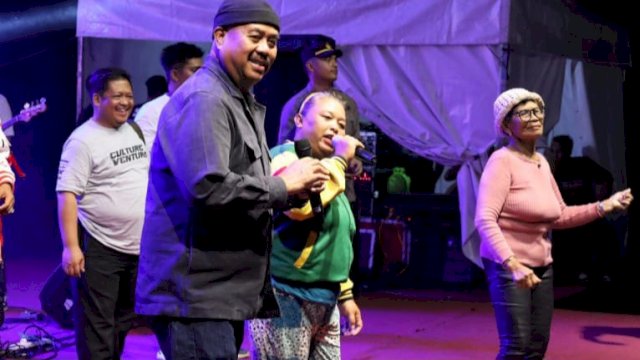 Bupati Kukar Edi Damansyah, bernyanyi bersama masyarakat Desa Senoni. (Istimewa)