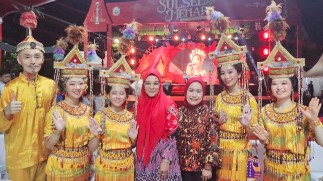 Dekranasda Ikut Sukseskan Festival Sulsel Menari, Dorong Kreatifitas Desainer Lokal Melalui Fashion Show