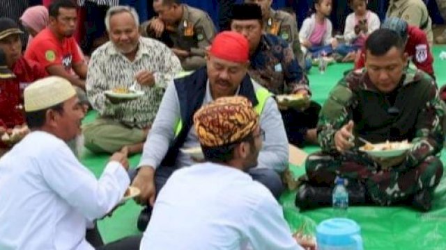 Suasana Bupati Kukar Edi Damansyah, Serawenan di Desa Senoni. (Istimewa)