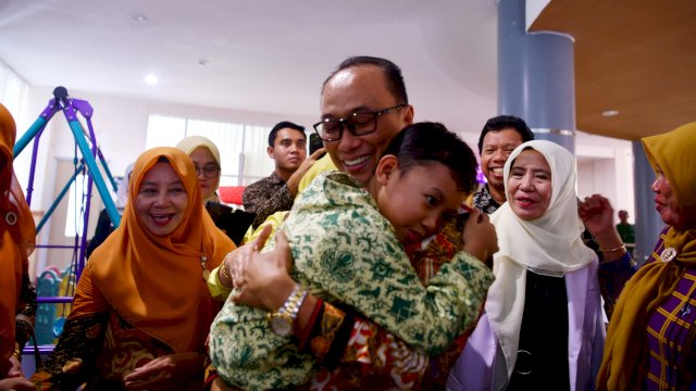 Pj Gubernur Sulsel Prof Zudan Arif Fakhrulloh, memeluk salah seorang anak yang merupakan Murid Paud saat meresmikan layanan Ruang Tumbuh Kembang Anak di RSKD Dadi, Kamis (06/06/2024). (Istimewa)