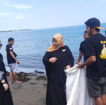 Aksi Peduli Lingkungan, Erna Rasyid Taufan dan Komunitas Pacekke Bersih-bersih Pantai Lumpue