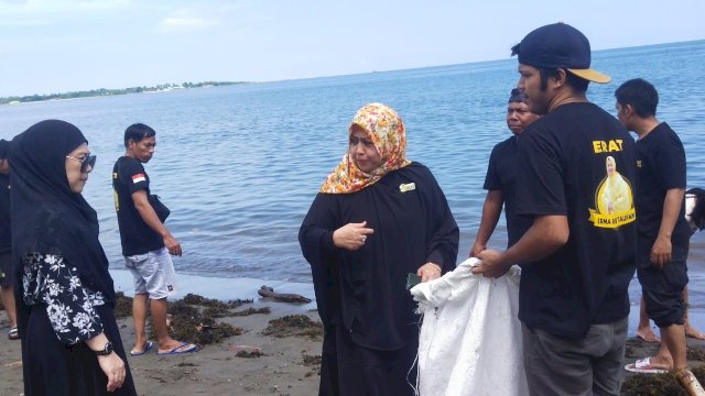 Aksi Peduli Lingkungan, Erna Rasyid Taufan dan Komunitas Pacekke Bersih-bersih Pantai Lumpue