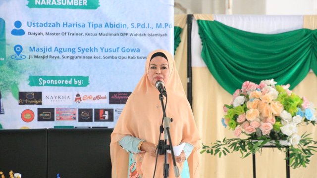 Wakil Ketua TP PKK Kabupaten Gowa, Mussadiyah Rauf saat menghadiri Semarak Dzulhijjah 1445 H yang digelar Unit Dakwah Muslimah DPD Wahdah Islamiyah Daerah Gowa, di Masjid Agung Syekh Yusuf Sungguminasa, kemarin. (Dok. Humas Gowa)