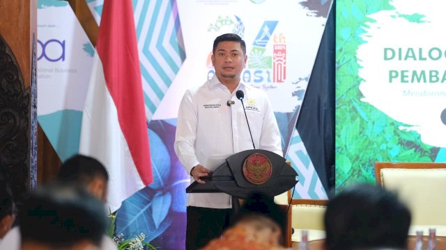 Sekjen APKASI sekaligus Bupati Gowa Adnan Purichta Ichsan saat menghadiri Dialog Nasional Ekonomi Hijau dan Pembangunan Rendah Karbon, di Pendopo Rumah Jabatan Bupati Trenggalek, kemarin. (Dok. Humas Gowa)
