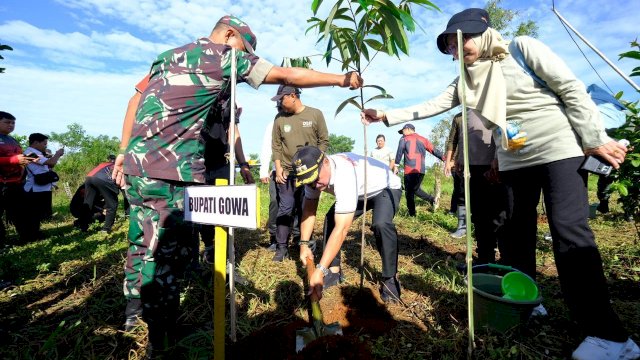 Wakil Bupati Gowa Abdul Rauf Malaganni saat melakukan penanaman pohon di Kawasan Hutan Dusun Bontojai, Desa Borisallo, Kecamatan Parangloe, kemarin. (Dok. Humas Gowa)