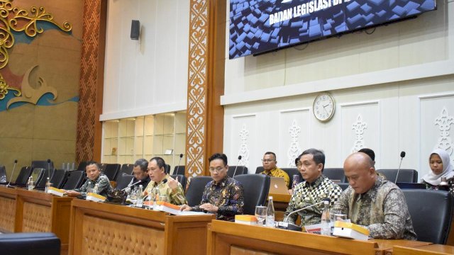 KPPU melakukan pertemuan dengan Baleg DPR dalam rangka membahas pentingnya amandemen atas Undang-Undang No. 5 Tahun 1999, serta mengusulkan agar perubahan atas Undang-Undang tersebut dapat segera dibahas DPR. (Dok. Humas KPPU)